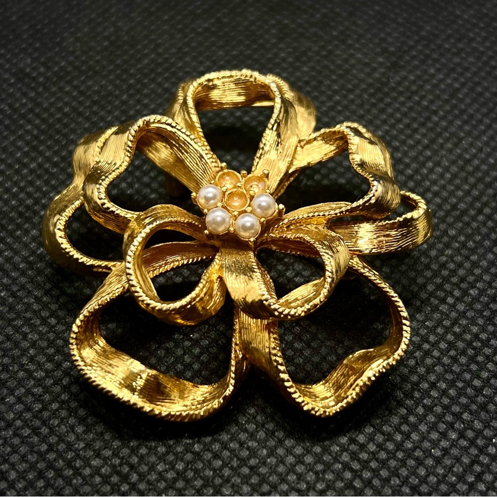 Vintage Gold Tone Ribbon Flower Faux Pearl Brooch Pin Jewelry 2”